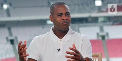 Pelatih timnas Indonesia, Patrick Kluivert saat wawancara khusus dengan SCTV di tribun VIP Stadion Utama Gelora Bung Karno, Jakarta, Selasa (14/1/2025). (Liputan6.com/Herman Zakharia)