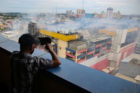 FOTO: Situasi Terkini Glodok Plaza Pascakebakaran Dahsyat, Asap Masih Mengepul dan Puluhan Toko Tutup