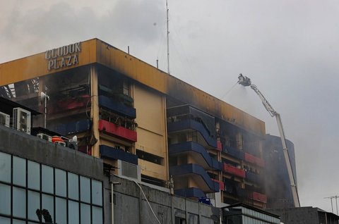 FOTO: Situasi Terkini Glodok Plaza Pascakebakaran Dahsyat, Asap Masih Mengepul dan Puluhan Toko Tutup