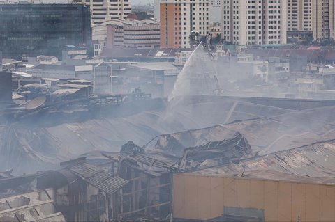 FOTO: Situasi Terkini Glodok Plaza Pascakebakaran Dahsyat, Asap Masih Mengepul dan Puluhan Toko Tutup