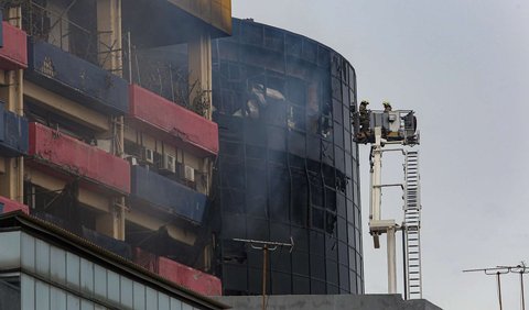 FOTO: Situasi Terkini Glodok Plaza Pascakebakaran Dahsyat, Asap Masih Mengepul dan Puluhan Toko Tutup