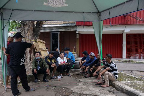 FOTO: Situasi Terkini Glodok Plaza Pascakebakaran Dahsyat, Asap Masih Mengepul dan Puluhan Toko Tutup