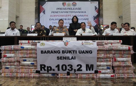 Karopenmas Divhumas Polri, Brigjen Pol Trunoyudo Wisnu Andiko bersama Dirtipideksus Bareskrim Polri, Brigjen Helfi Assegaf menampilkan barang bukti berupa uang tunai senilai Rp103,2 miliar dalam perkara dugaan tindak pidana pencucian uang (TPPU) terkait  judi online di Mabes Polri, Jakarta, Kamis (16/01/2025).