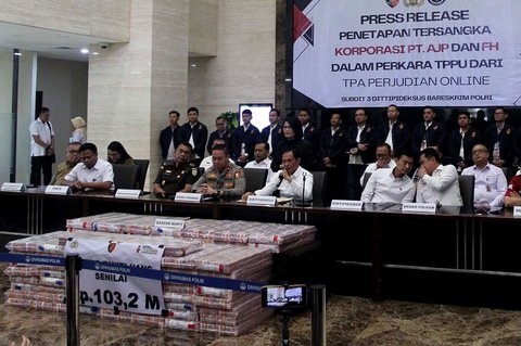 Tumpukan uang sebanyak Rp103,27 miliar itu dihadirkan dalam konferensi pers di Mabes Polri, Jakarta, Kamis (16/01/2025). Terlihat pecahan uang senilai Rp100 ribu dibungkus dalam kantung plastik. Masing-masing bungkusan, totalnya mencapai Rp1 miliar.