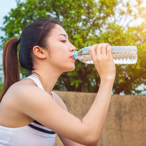 Ilustrasi Minum Air Putih