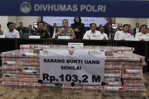 Karopenmas Divhumas Polri, Brigjen Pol Trunoyudo Wisnu Andiko bersama Dirtipideksus Bareskrim Polri, Brigjen Helfi Assegaf menampilkan barang bukti berupa uang tunai senilai Rp103,2 miliar dalam perkara dugaan tindak pidana pencucian uang (TPPU) terkait judi online di Mabes Polri, Jakarta, Kamis (16/01/2025).
