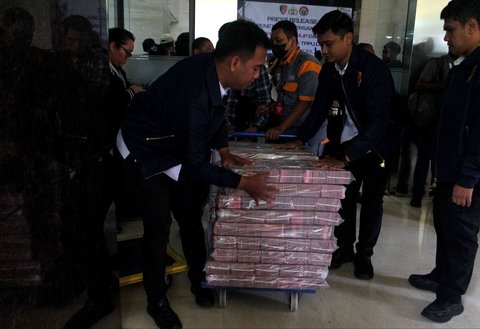 Tumpukan uang tunai senilai Rp103,2 miliar ditampilkan dalam konferensi pers kasus dugaan tindak pidana pencucian uang (TPPU) terkait  judi online di Mabes Polri, Jakarta, Kamis (16/01/2025).