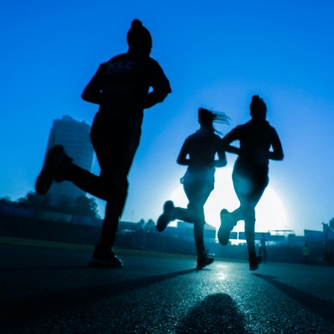 Ilustrasi olahraga di malam hari. (Photo by Fitsum Admasu on Unsplash)