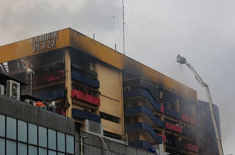 FOTO: Ini Penyebab Sulitnya Pemadaman Kebakaran Glodok Plaza, Sudah 15 Jam Titik Api Masih Membara