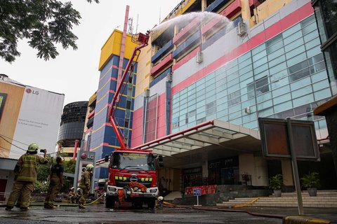 FOTO: Ini Penyebab Sulitnya Pemadaman Kebakaran Glodok Plaza, Sudah 15 Jam Titik Api Masih Membara