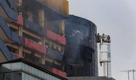 FOTO: Ini Penyebab Sulitnya Pemadaman Kebakaran Glodok Plaza, Sudah 15 Jam Titik Api Masih Membara