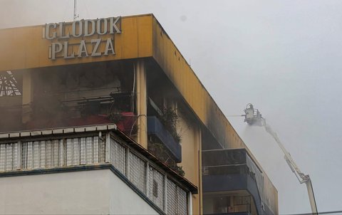 FOTO: Ini Penyebab Sulitnya Pemadaman Kebakaran Glodok Plaza, Sudah 15 Jam Titik Api Masih Membara