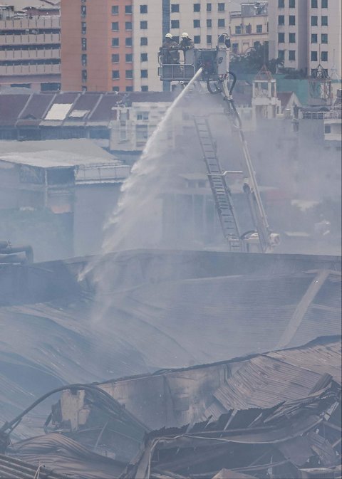 FOTO: Ini Penyebab Sulitnya Pemadaman Kebakaran Glodok Plaza, Sudah 15 Jam Titik Api Masih Membara