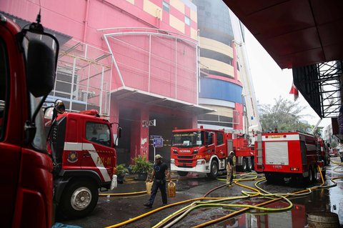 FOTO: Ini Penyebab Sulitnya Pemadaman Kebakaran Glodok Plaza, Sudah 15 Jam Titik Api Masih Membara