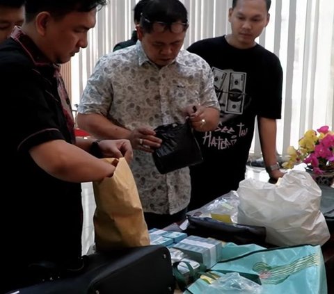 Hasil Penggeledahan Kejari Palembang di Rumah Kadisnaker Sumsel: Jam Tangan Rolex, Uang Dollar AS, hingga 7 Buku Tabungan