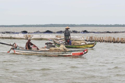 FOTO: Penampakan Pagar Bambu dan Gundukan Tanah di Laut Bekasi, Ternyata Ini Pemiliknya!