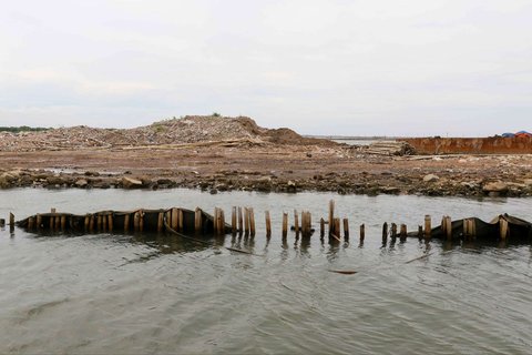 FOTO: Penampakan Pagar Bambu dan Gundukan Tanah di Laut Bekasi, Ternyata Ini Pemiliknya!