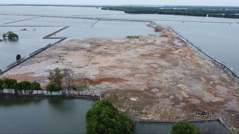 FOTO: Penampakan Pagar Bambu dan Gundukan Tanah di Laut Bekasi, Ternyata Ini Pemiliknya!