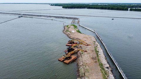 FOTO: Penampakan Pagar Bambu dan Gundukan Tanah di Laut Bekasi, Ternyata Ini Pemiliknya!