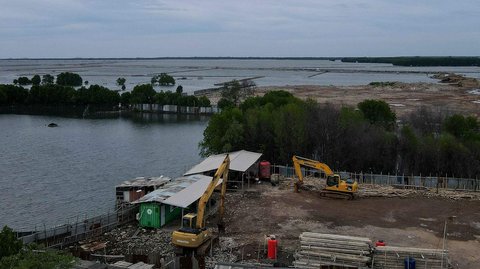 FOTO: Penampakan Pagar Bambu dan Gundukan Tanah di Laut Bekasi, Ternyata Ini Pemiliknya!