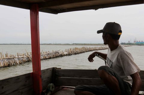 FOTO: Penampakan Pagar Bambu dan Gundukan Tanah di Laut Bekasi, Ternyata Ini Pemiliknya!