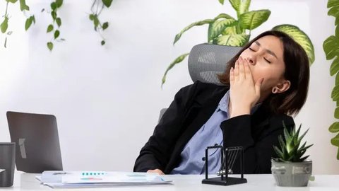 Wanita yang ngantuk saat kerja di kantor (Foto dok : Freepik/KamranAydinov).