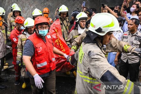RS Polri Kramat Jati mengidentifikasi lima jenazah korban kebakaran Glodok Plaza, Jakarta Barat, pada 15 Januari 2024, melalui tes DNA karena kondisi jenazah yang sulit dikenali akibat kebakaran hebat.