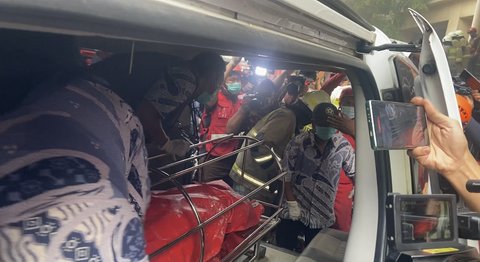 Petugas Damkar Angkut Lagi 2 Kantong Jenazah Kebakaran Glodok Plaza