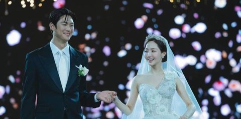 MARRY MY HUSBAND adalah drama Korea yang paling banyak ditonton selama 2024, mengisahkan Kang Ji-won, seorang wanita malang yang mengidap kanker, lalu dikhianati suami dan sahabatnya. Ji-won dibunuh oleh suaminya dan tiba-tiba terbangun 10 tahun di masa lalu. Kesempatan kedua ini ia manfaatkan untuk balas dendam sekaligus mencegah pernikahannya dengan sang suami. Drama ini dibintangi oleh Park Min Young, Na In Woo, dan Lee Yi Kyung, dengan total 16 episode di Prime Video.