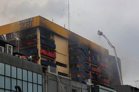Petugas pemadam terus melakukan penyemprotan saat melakukan pendinginan di lokasi kebakaran Glodok Plaza, Jakarta, Kamis (16/1/2025).