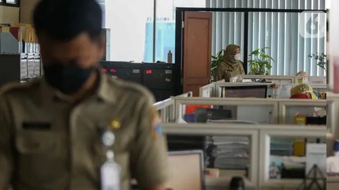 Pegawai negeri sipil (PNS) melakukan aktivitas di Badan Kepegawaian Daerah (BKD), Balai Kota, Jakarta, Senin (9/5/2022). Pemprov DKI masih menerapkan kapasitas maksimal 75 persen terhadap