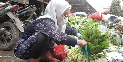 Zaman Lagi Susah, Wanita Ini Rela Mulung Sayuran di Pasar Induk Kramat Jati Dibanjiri Pujian dari Netizen