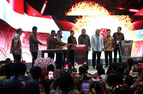 Menteri Keuangan Sri Mulyani Indrawati (tengah) didampingi Direktur Utama PT Bursa Efek Indonesia (BEI) Iman Rachihan (kiri), Ketua Dewan Komisioner Lembaga Penjamin Simpanan (LPS) Purbaya Yudhi Sadewa (kedua kiri), Menteri Perdagangan Budi Santoso (ketiga kiri), Ketua Dewan Komisioner Otoritas Jasa Keuangan (OJK) Mahendra Siregar (keempat kiri), Gubernur Bank Indonesia Perry Warjiyo (keempat kanan), Menteri Investasi & Hilirisasi/Kepala BKPM Rosan Perkasa Roestani (ketiga kanan), Pj. Gubernur Jakarta Teguh Setyabudi (kedua kanan), dan Kepala Eksekutif Pengawas Pasar Modal, Keuangan Derivatif, & Bursa Karbon QJK Inano Djajadi (kanan) meresmikan pembukaan perdagangan perdana Bursa Efek Indonesia 2025 di Mainhall Gedung BEI di Jakarta, Kamis (2/1/2025).