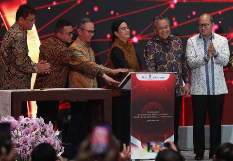 FOTO: Menkeu Sri Mulyani Buka Perdagangan Perdana Bursa Saham di 2025, IHSG Menghijau ke 7.109