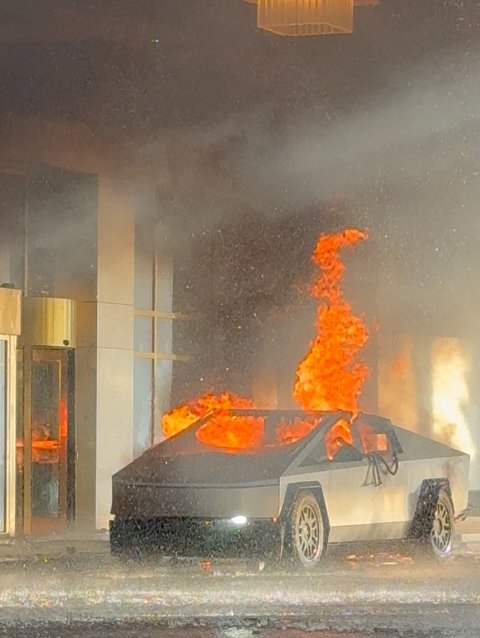 FOTO: Penampakan Tesla Cybertruck Elon Musk Meledak di Hotel Donald Trump