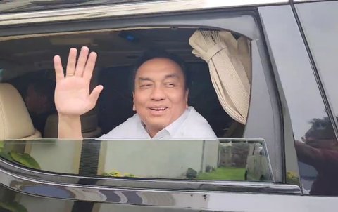 1,5 Jam Pertemuan Tertutup Antara Effendi Simbolon dan Jokowi di Solo