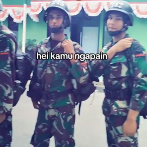 Prajurit TNI AD Sedang Timbang Isi Tas Ransel