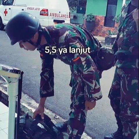 Prajurit TNI AD Sedang Timbang Isi Tas Ransel