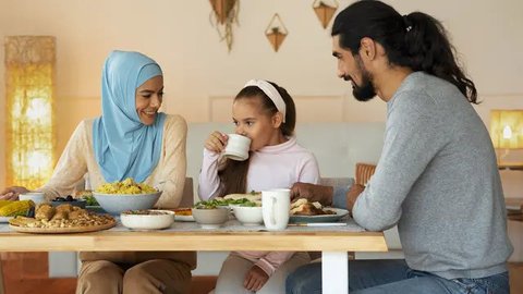 Ilustrasi keluarga muslim sedang buka puasa (Sumber: Freepik)