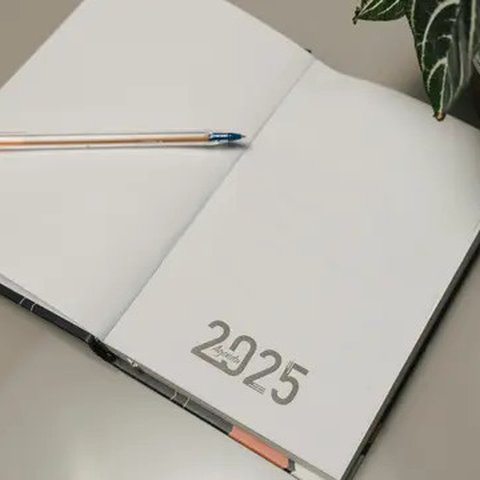 Ilustrasi Kalender 2025. (Dok: pexels/Matheus Bertelli)