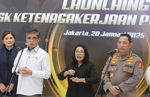 Menaker Yassierli bersama Kapolri Jenderal Listyo Sigit Prabowo memberikan keterangan saat Launching Desk Ketenagakerjaan Polri di Mabes Polri, Jakarta, Senin (20/1/2025).