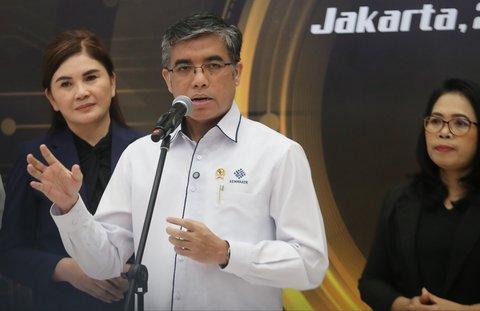 Menaker Yassierli bersama Kapolri Jenderal Listyo Sigit Prabowo memberikan keterangan saat Launching Desk Ketenagakerjaan Polri di Mabes Polri, Jakarta, Senin (20/1/2025).
