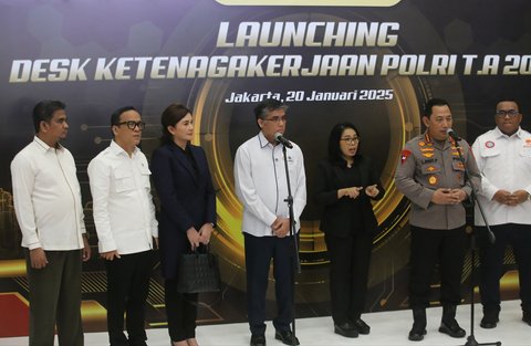 Kapolri Jenderal Listyo Sigit Prabowo bersama Menaker Yassierli memberikan keterangan saat Launching Desk Ketenagakerjaan Polri di Mabes Polri, Jakarta, Senin (20/1/2025).