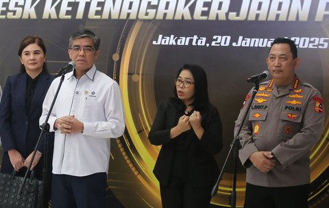 Kapolri Jenderal Listyo Sigit Prabowo bersama Menaker Yassierli memberikan keterangan saat Launching Desk Ketenagakerjaan Polri di Mabes Polri, Jakarta, Senin (20/1/2025).