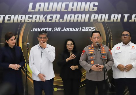 Kapolri Jenderal Listyo Sigit Prabowo bersama Menteri Ketenagakerjaan (Menaker) Yassierli memberikan keterangan saat Launching Desk Ketenagakerjaan Polri di Mabes Polri, Jakarta, Senin (20/1/2025).