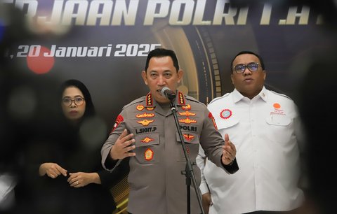 Kapolri Jenderal Listyo Sigit Prabowo memberikan keterangan saat Launching Desk Ketenagakerjaan Polri di Mabes Polri, Jakarta, Senin (20/1/2025).