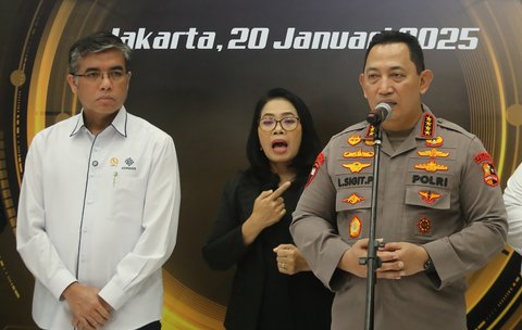 Kapolri Jenderal Listyo Sigit Prabowo memberikan keterangan saat Launching Desk Ketenagakerjaan Polri di Mabes Polri, Jakarta, Senin (20/1/2025).