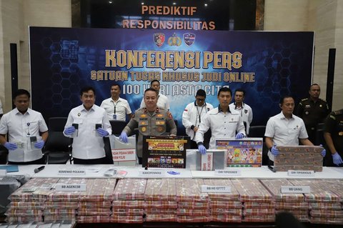 Karopenmas Divisi Humas Polri Brigjen Pol Trunoyudo Wisnu Andiko bersama Direktur Tindak Pidana Siber (Dirtipidsiber) Bareskrim Polri Brigjen Himawan Bayu Aji menunjukan barang bukti tumpukan uang Rp61 miliar yang disita dari kasus judi online di Mabes Polri, Jakarta, Senin (20/1/2025).