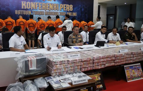 Sebagaimana dijelaskan Direktur Tindak Pidana Siber (Dirtipidsiber) Bareskrim Polri Brigjen Himawan Bayu Aji, tumpukan uang tunai itu disita dari tiga situs judi online, yakni Agen 138, H5 GF777, dan RGOCASINO.