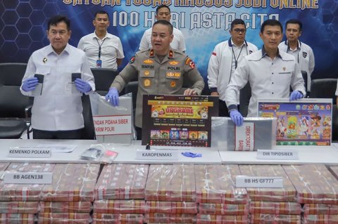Selain uang tunai, polisi juga mengamankan barang bukti sejumlah perangkat elektronik yang diduga digunakan untuk menjalankan judi online tersebut, serta beberapa unit mobil.
